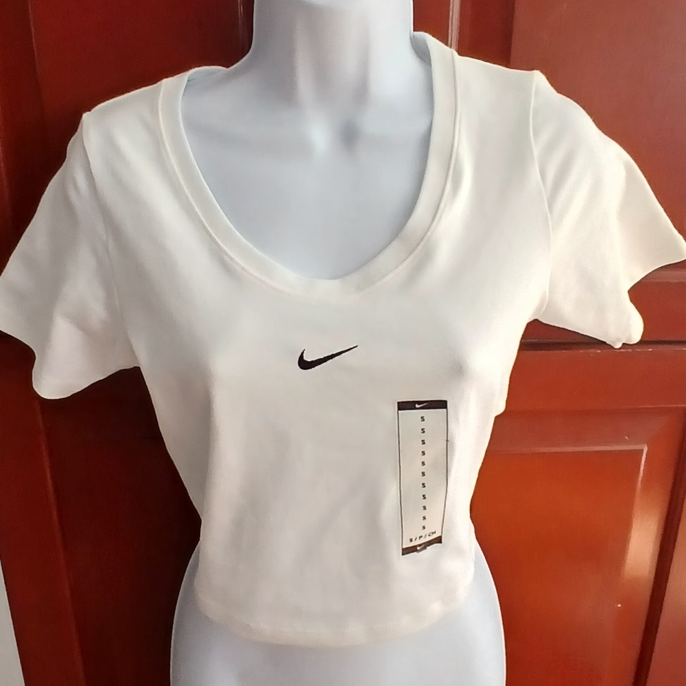 Nike Women's Off-White Crop Top Scoop Neck Small.  NWT